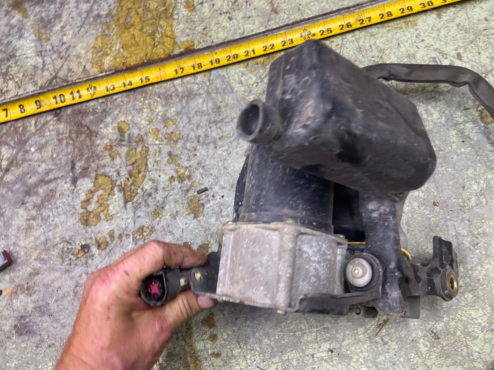 03-06 EXPEDITION SUSPENSION LEVELING PUMP