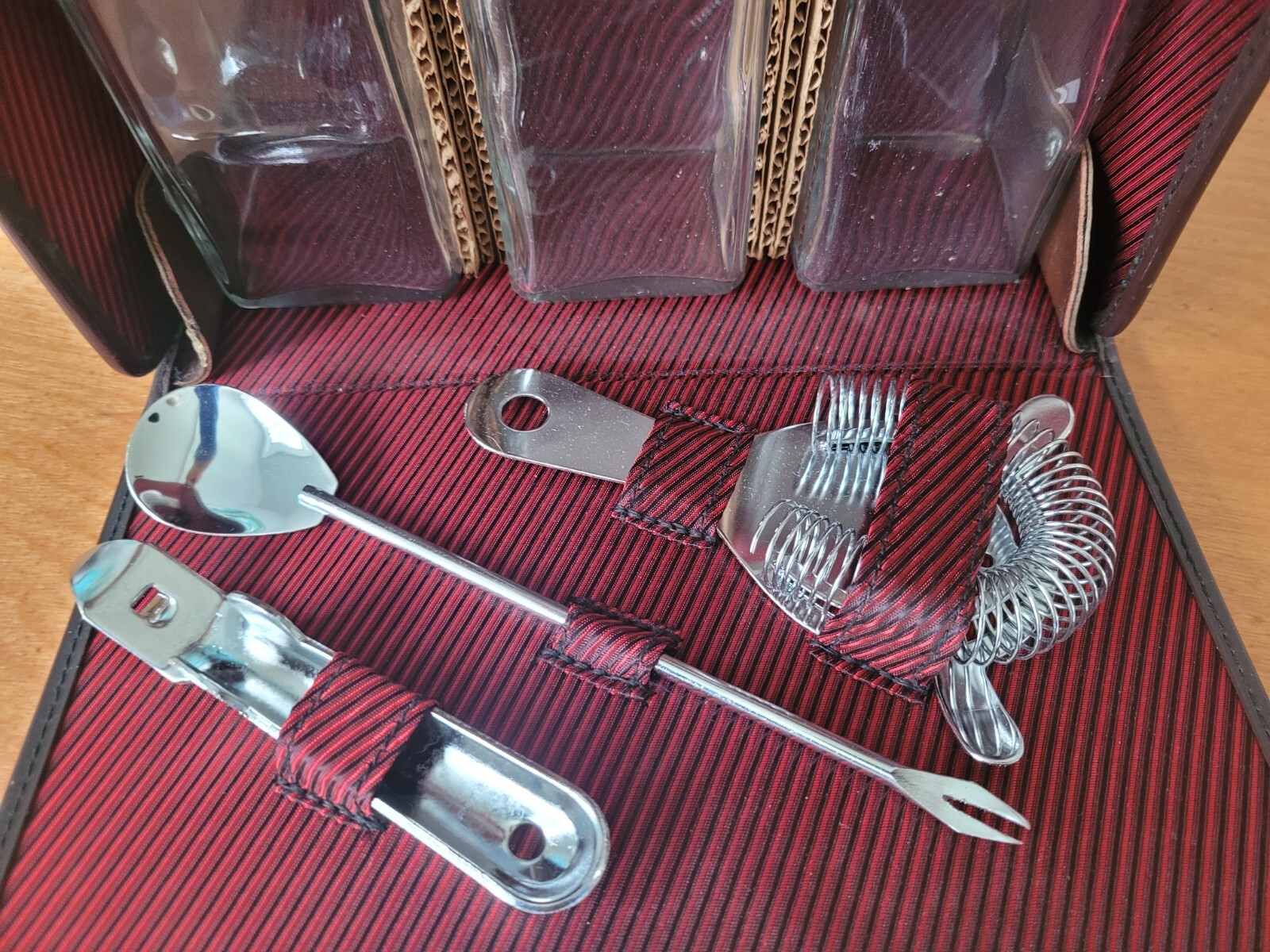 1970's Portable Bar Set In Carrying Case With Handle