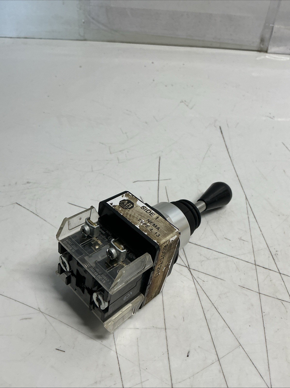 Allen Bradley 800T-T2H3 Ser. T Toggle Switch AA-207
