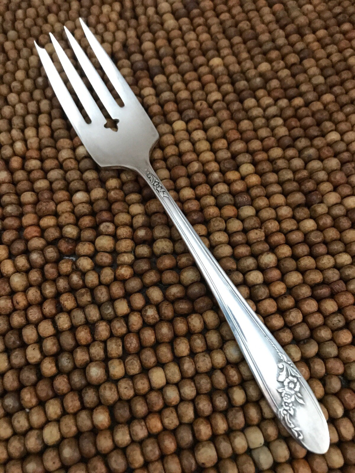Oneida QUEEN BESS II Tudor Plate Silverplate Diagonal Roses SALAD FORK 6.5”