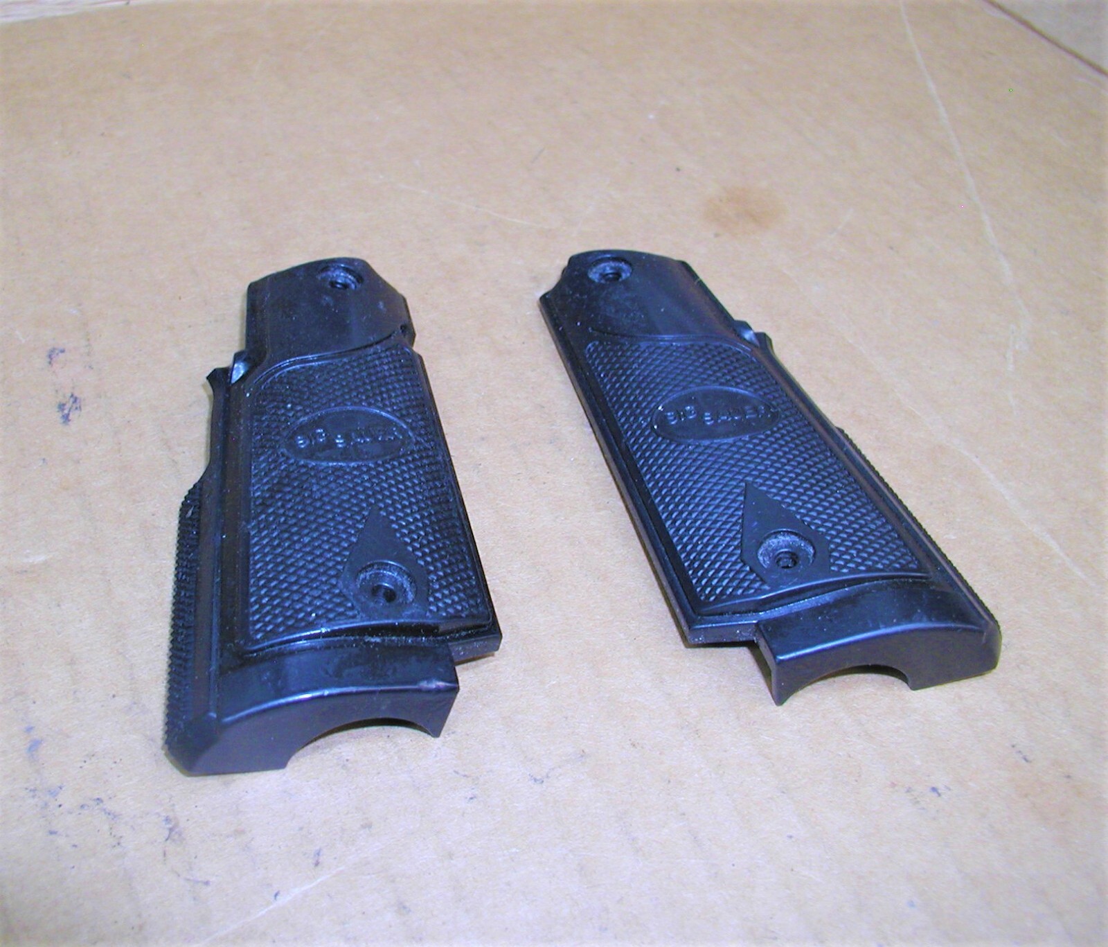 SIG SAUER 1911 Air Pistol - Grips Black Plastic