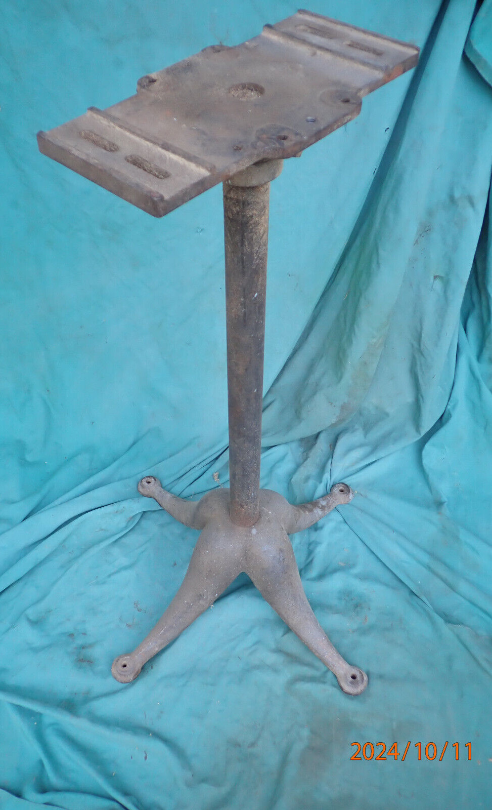 VINTAGE CAST IRON PEDESTAL POSSIBLE WOOD,  METAL WORKING MACHINE OR VENDING
