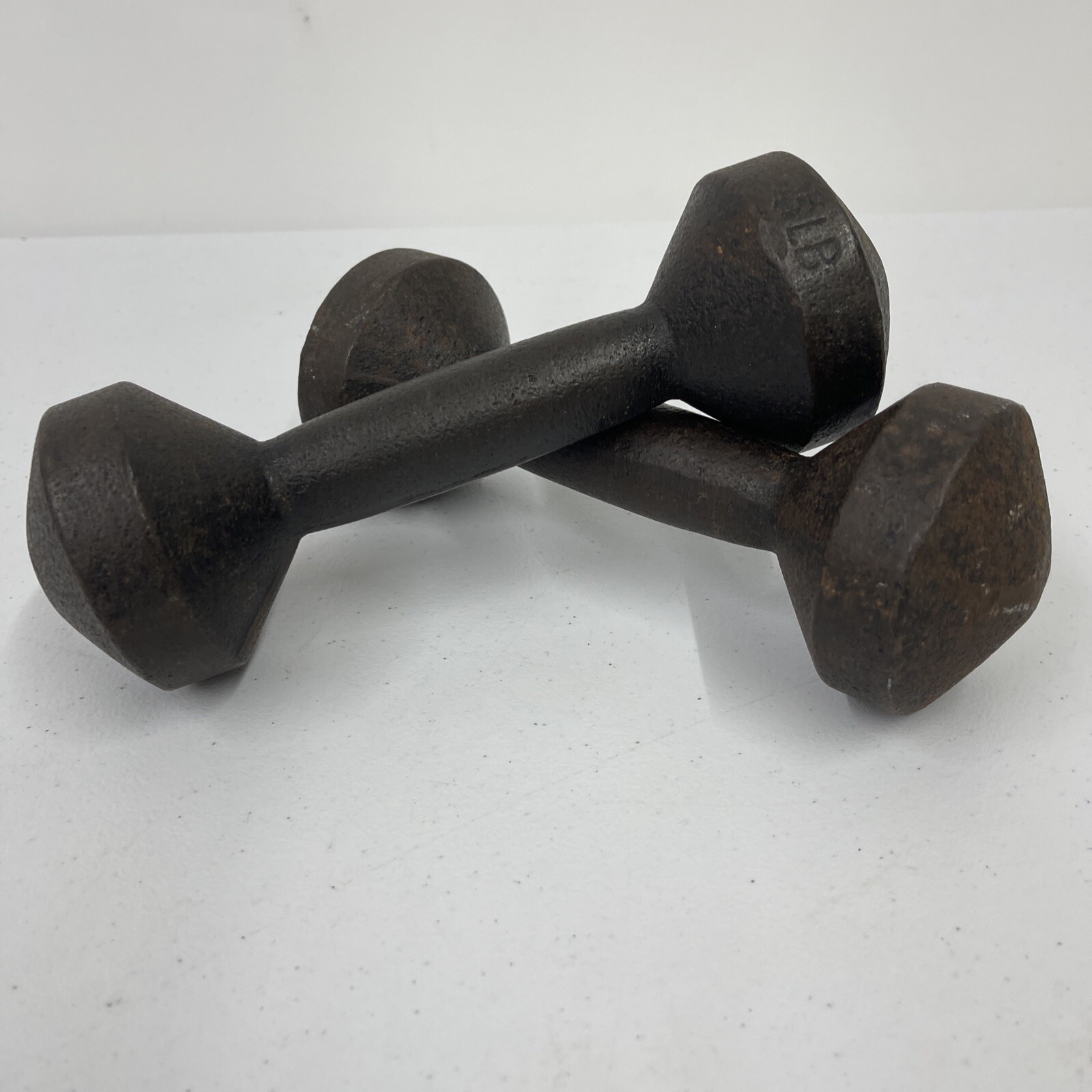 PAIR VINTAGE UNBRANDED BARBELL DUMBBELLS 5LB ROUNDHEAD IRON ART HAND WEIGHTS