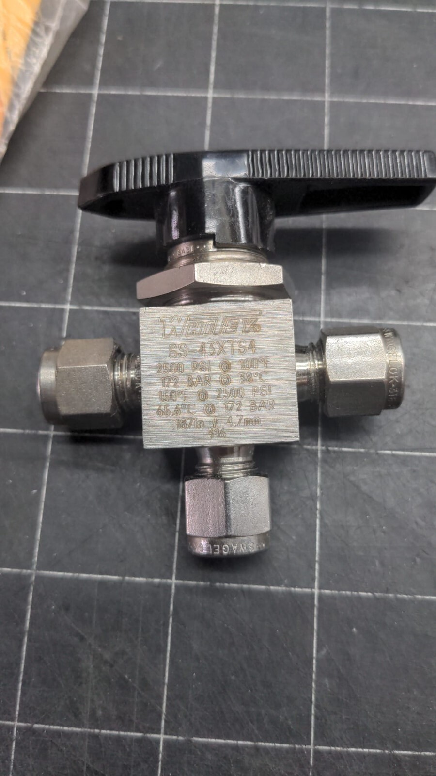 1 Whitey Swagelok 40 Series 3 Way Ball Valve 1/4" SS-43XTS4 Similar to SS-43XS4