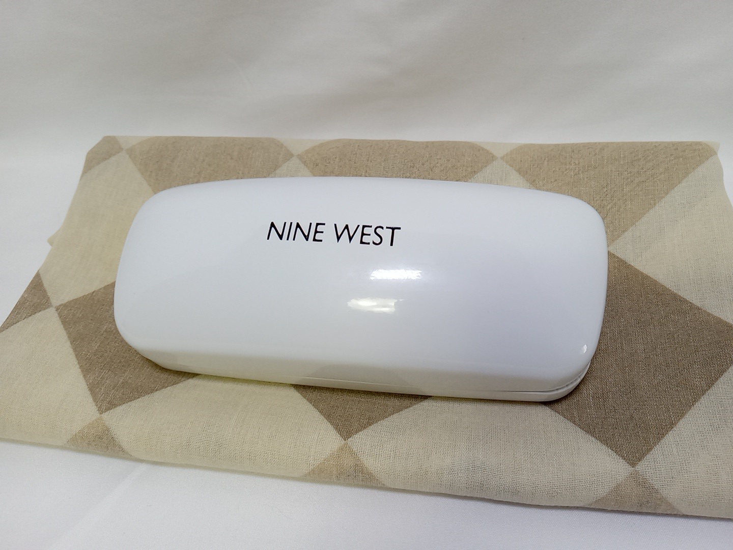 NINE WEST MEDIUM WHITE HARD SUNGLASS CASE