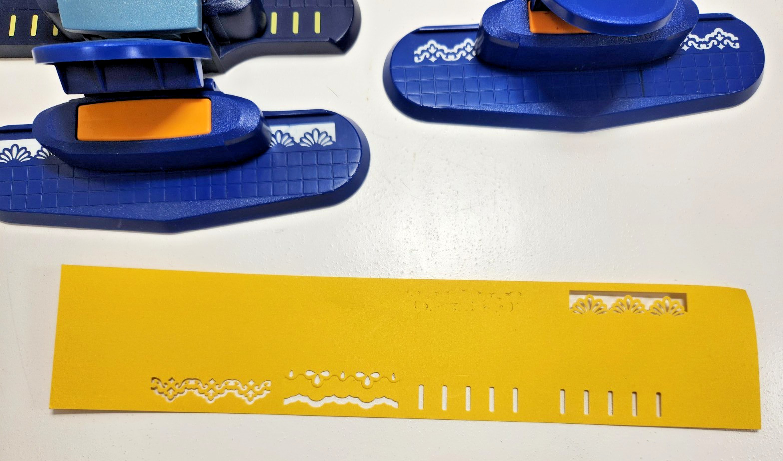 4 FISKARS BORDER PUNCHES
