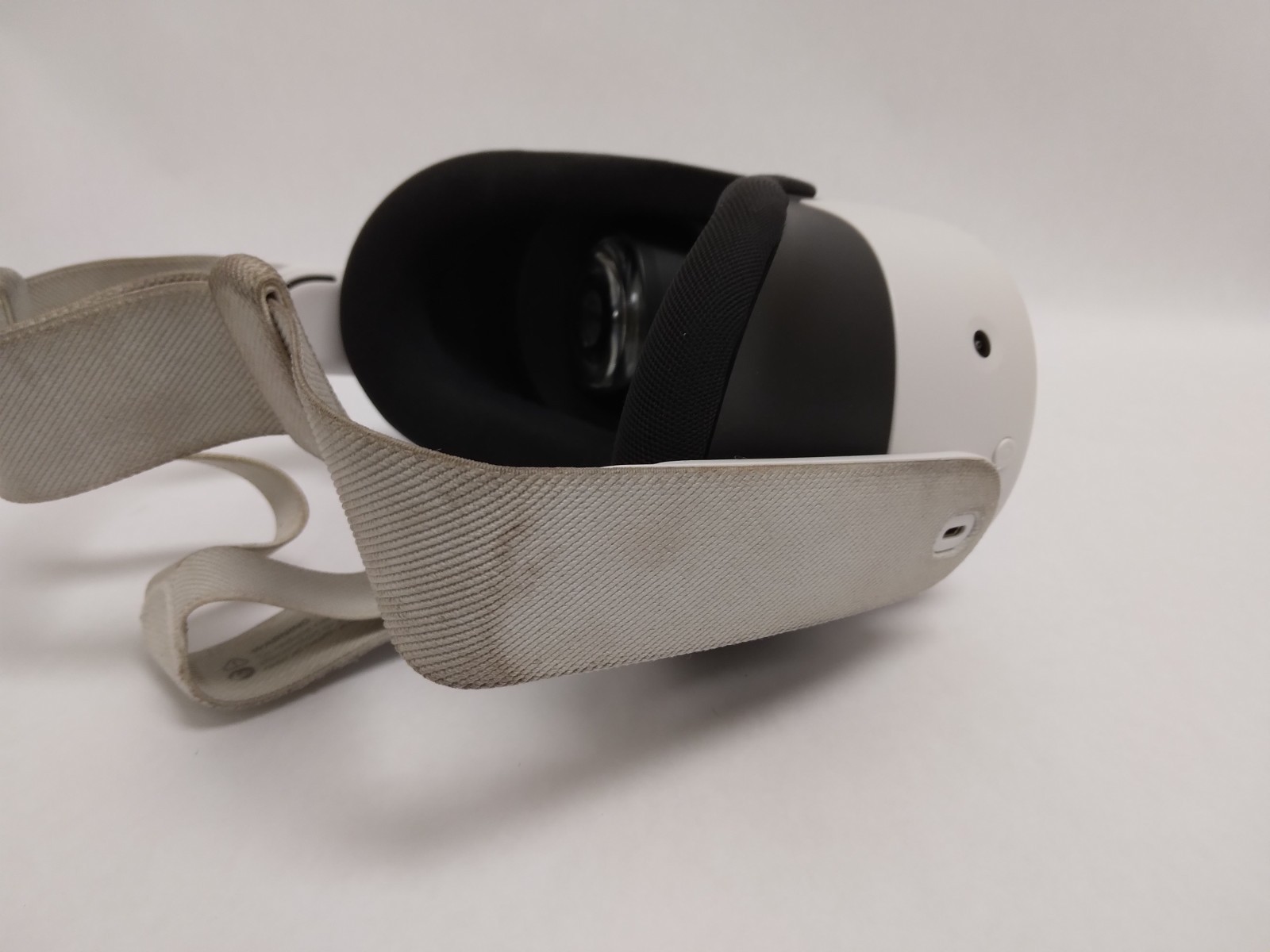 Meta Quest 3 128GB VR Headset White with Controllers and Charger