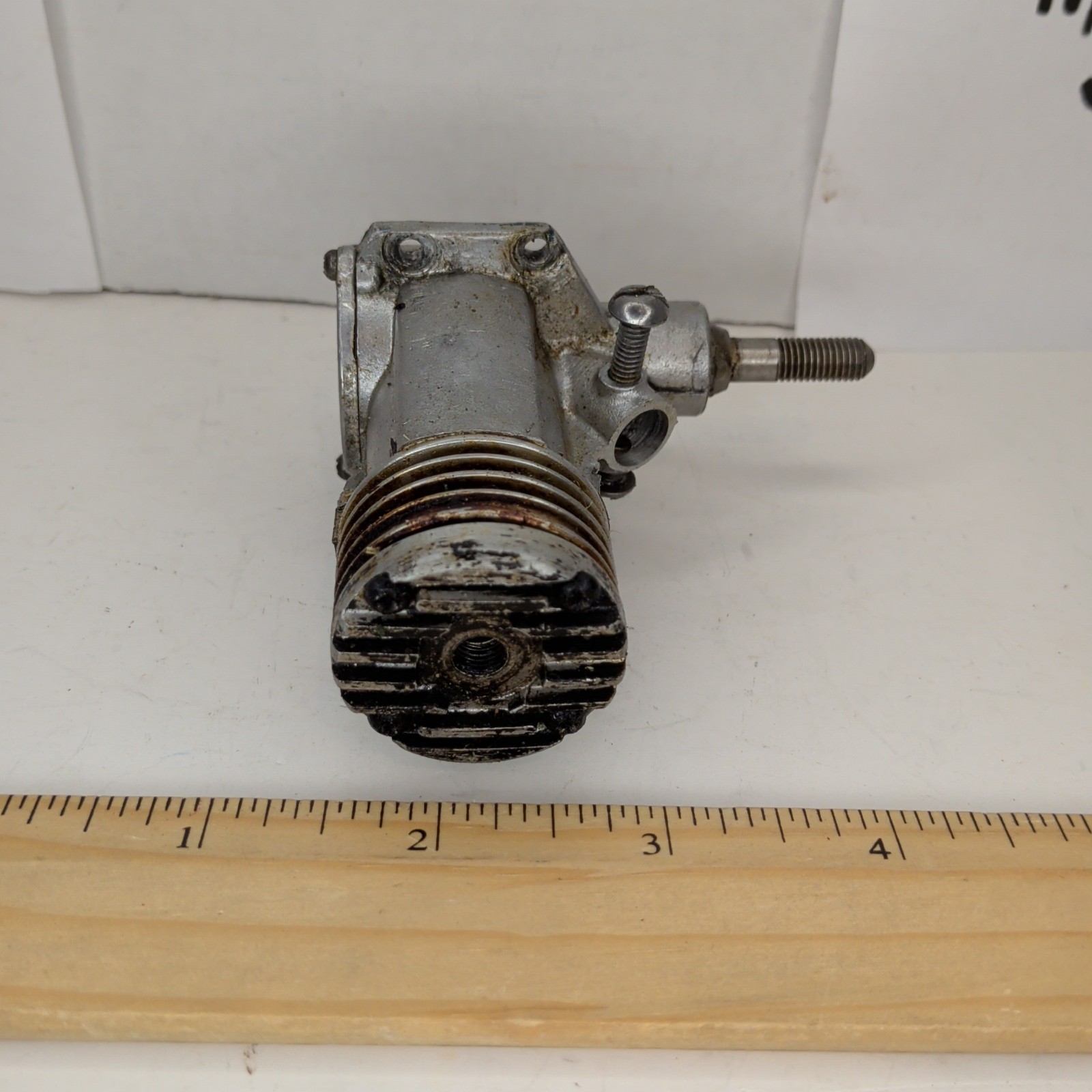 "19" Model Engine Model 4002 Untested Unbranded x2