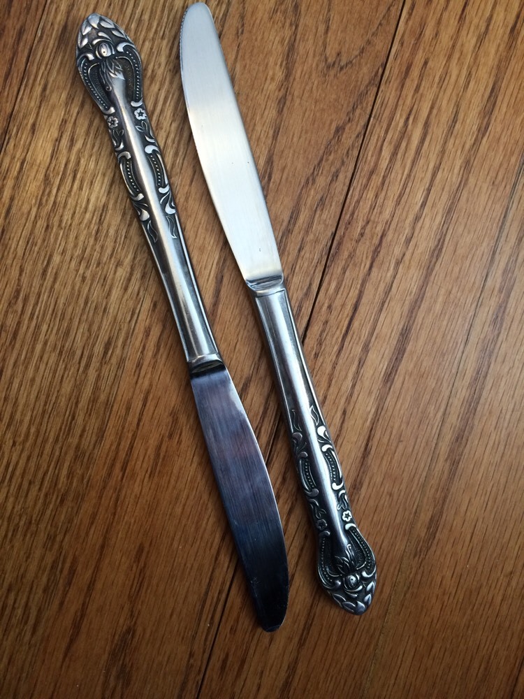Japan Stainless Black Pierced Floral Scroll Dots UNF633 2 DINNER KNIVES 8.5"