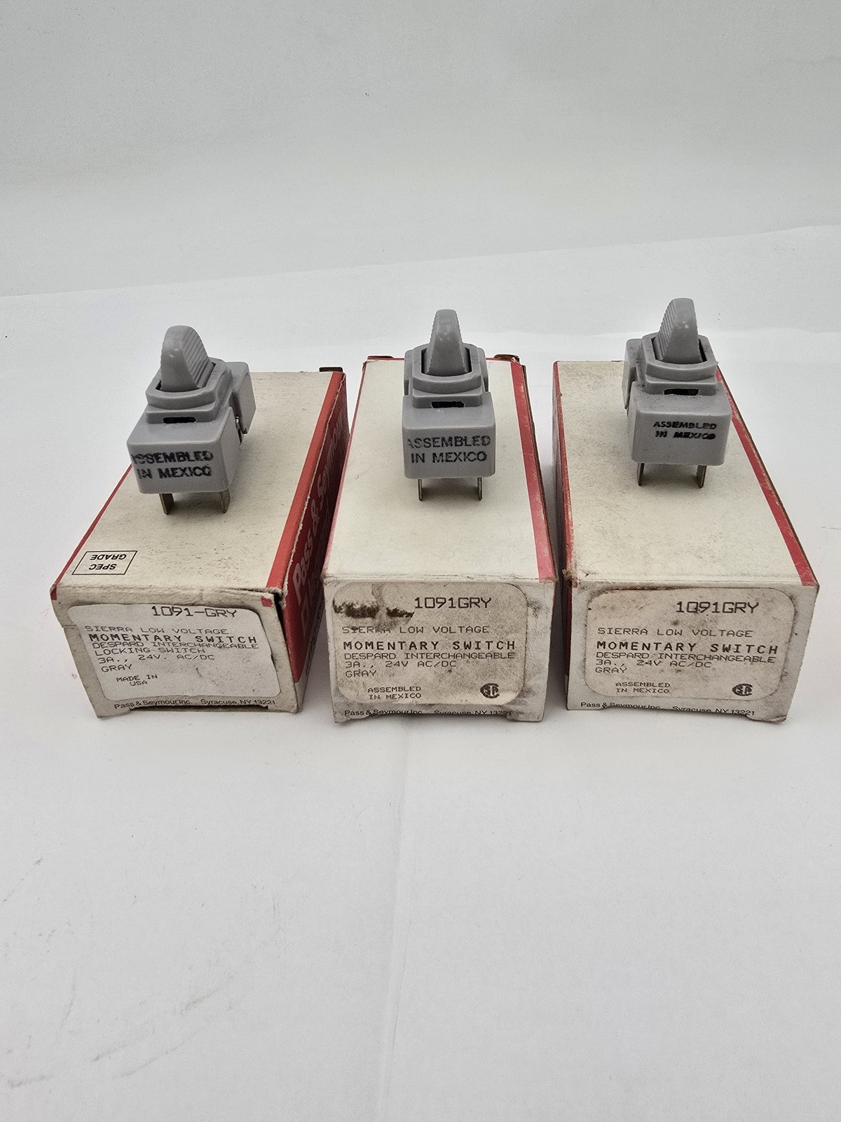 3 PC Legrand 1091GRY Momentary Switch 3A 24V AC/DC 1091-I NOS