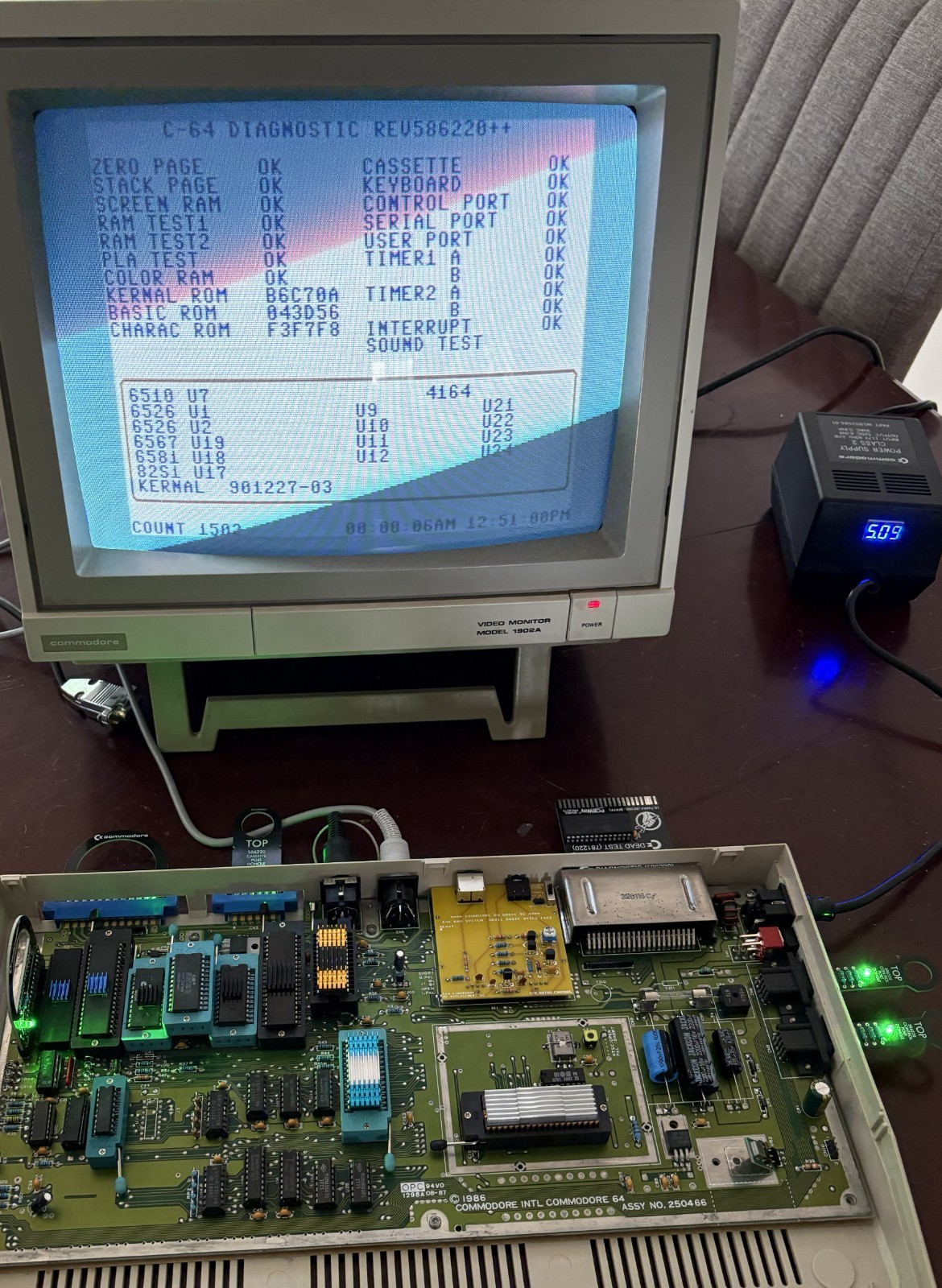 COMMODORE 64C COMPUTER 250466 HEATSINKS TESTED AND WORKING ZIF64