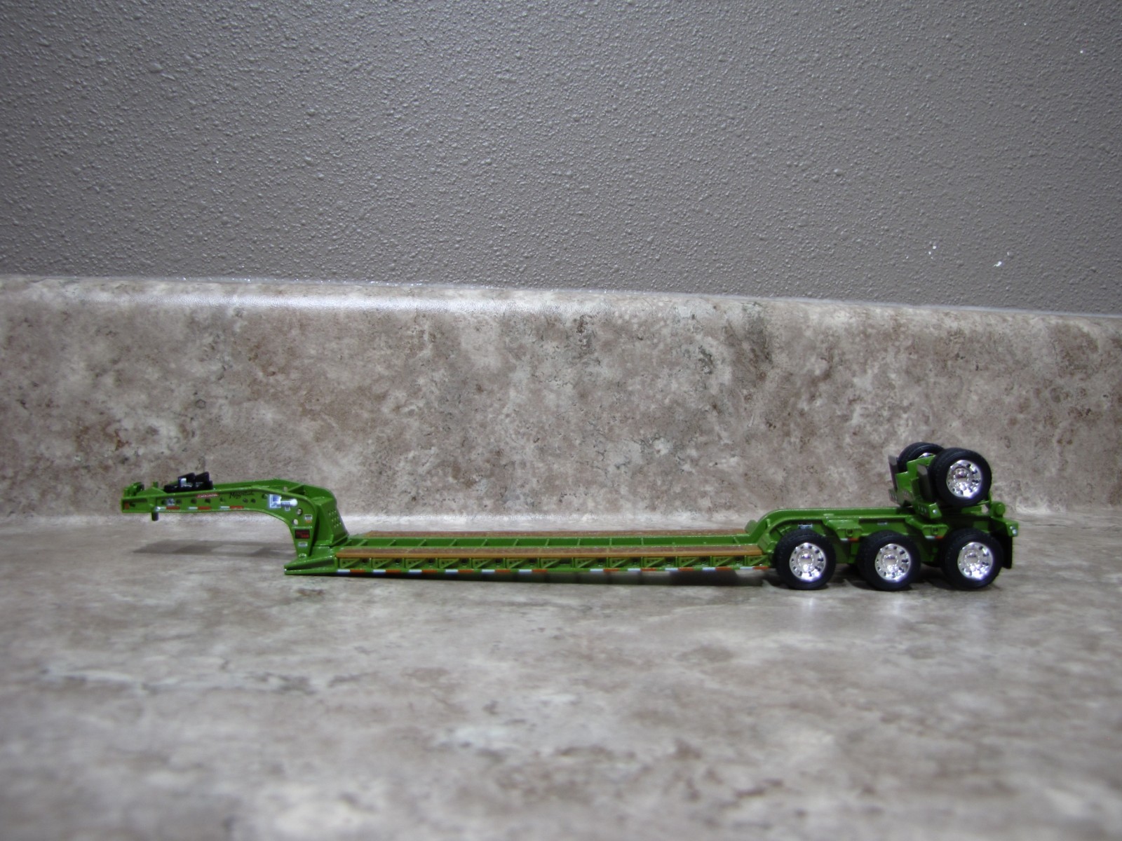DCP 1/64 Metallic Green Fontaine Tri-Axle Detach Lowboy Flip Axle Trailer Toy