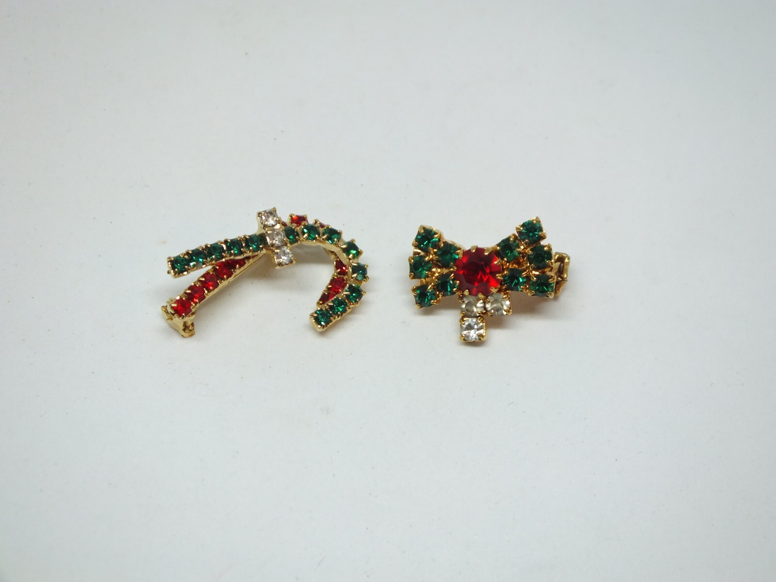 Beautiful Brooch Pin Christmas Candy Cane Bow Set 2 Prong Set Rhinestones