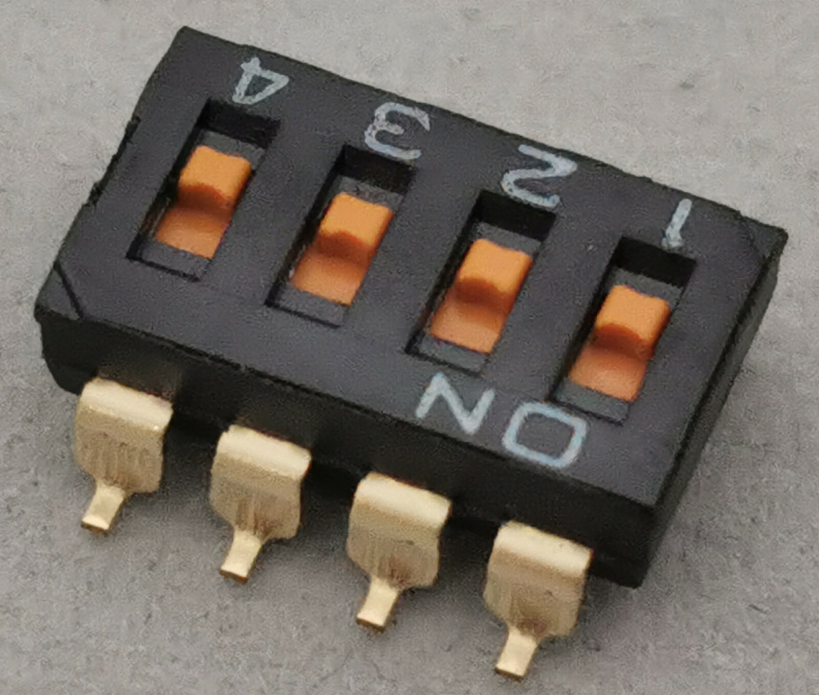 10 X NEW A6S-4101 / A6S4101 Omron, DIP Switches 4 POS Flat Actuator SMT