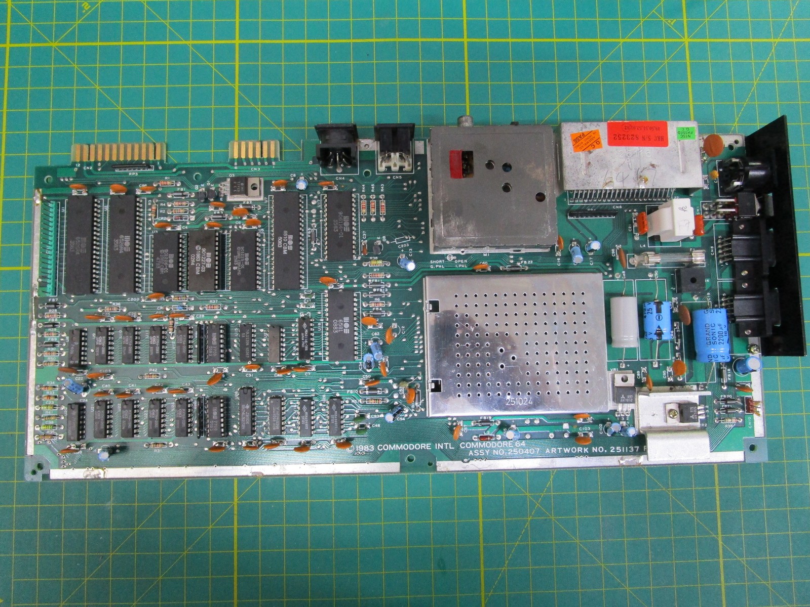 COMMODORE 64 POPULATED MAINBOARD 250407 TESTED AND WORKING LU73🛠️