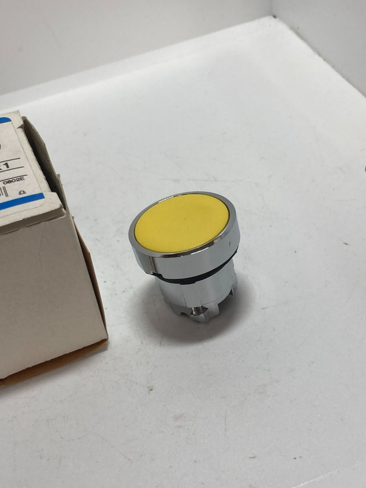TELEMECANIQUE ZB4 BA5 PUSHBUTTON OPERATOR YELLOW FLUSH NIB