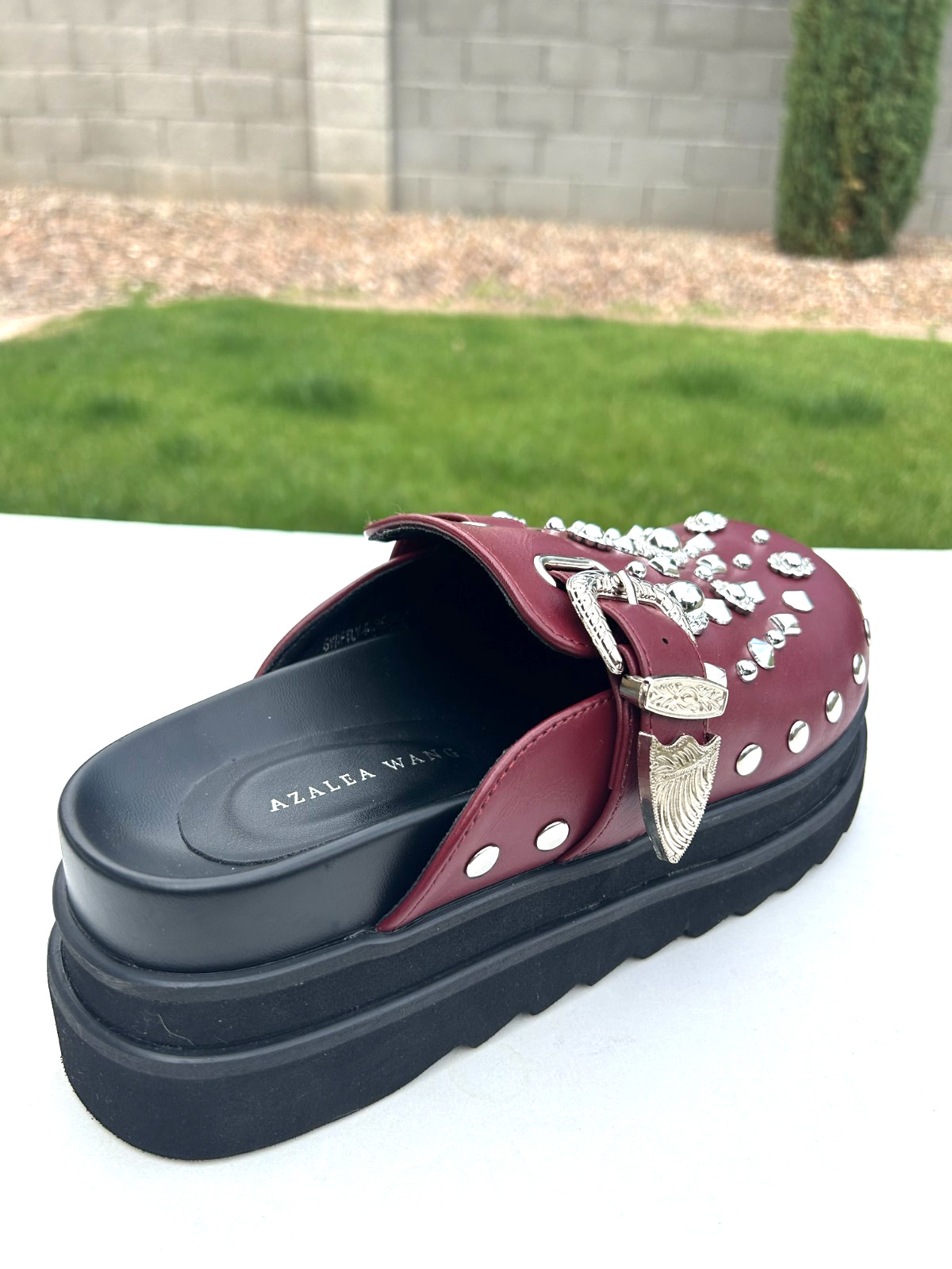 Azalea Wang Swiftly Studded Platform Clogs Slides Sz 8.5 Burgundy FABULOUS! NEW