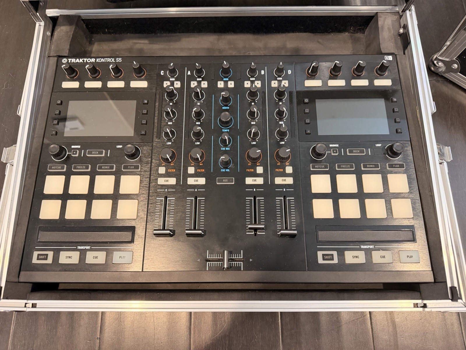Native Instrument Traktor Kontrol S5 DJ Controller with Flight Case Excellent