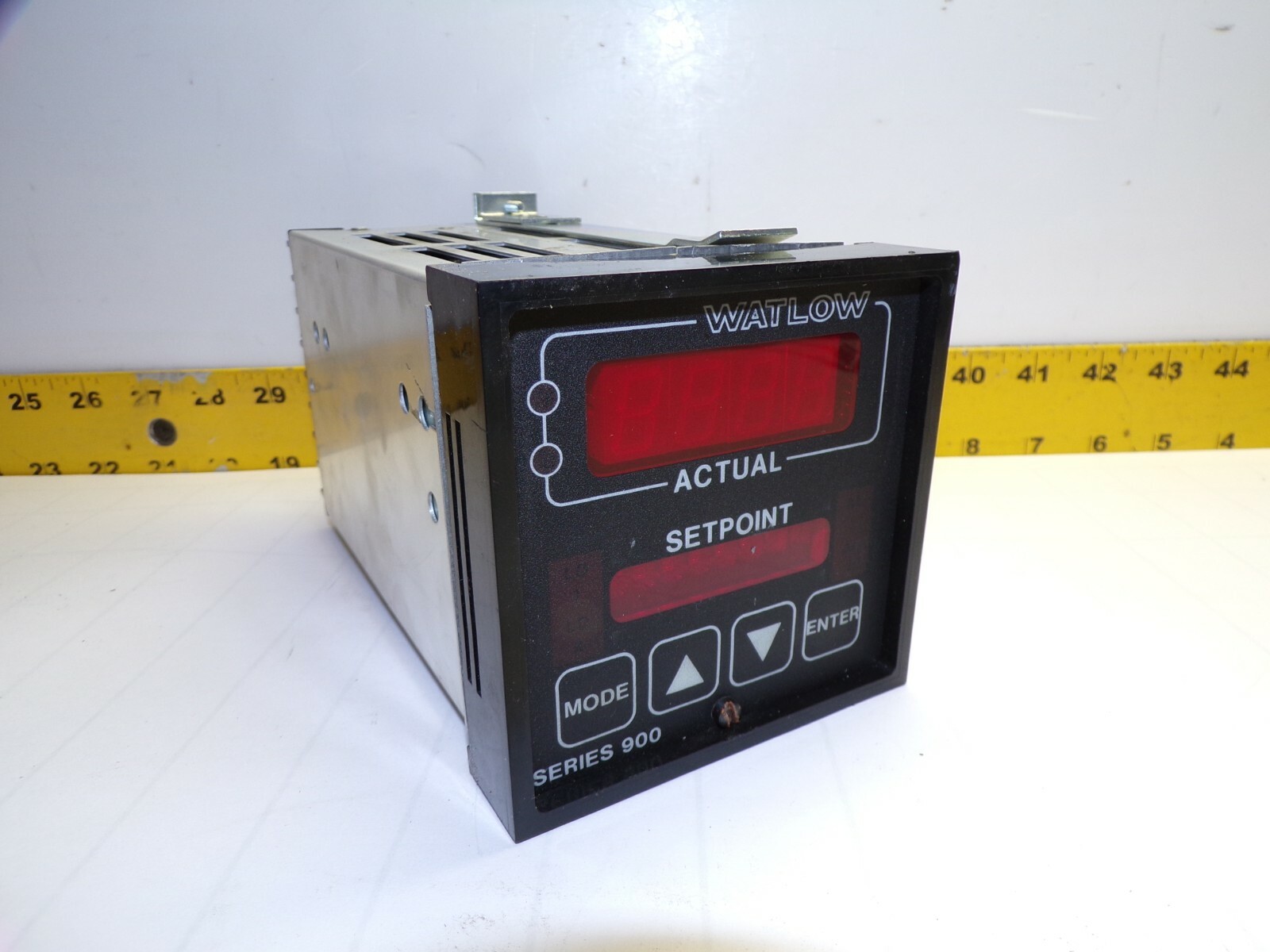 WATLOW 900 MICROPROCESSOR TEMPERATURE CONTROLLER 115/230 VAC  900B-2BA1-B000