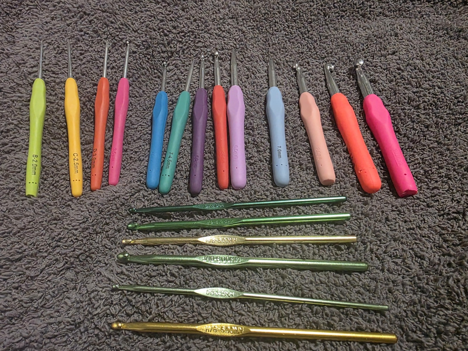 Mixed Lot of 19 Crochet Hooks - Ergonomic Comfort Grip & Aluminum Sets 2mm - 10