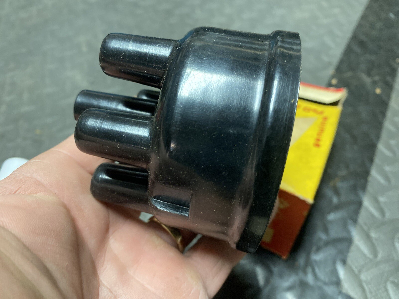 NOS P & D Bendix Distributor Cap AU-110
