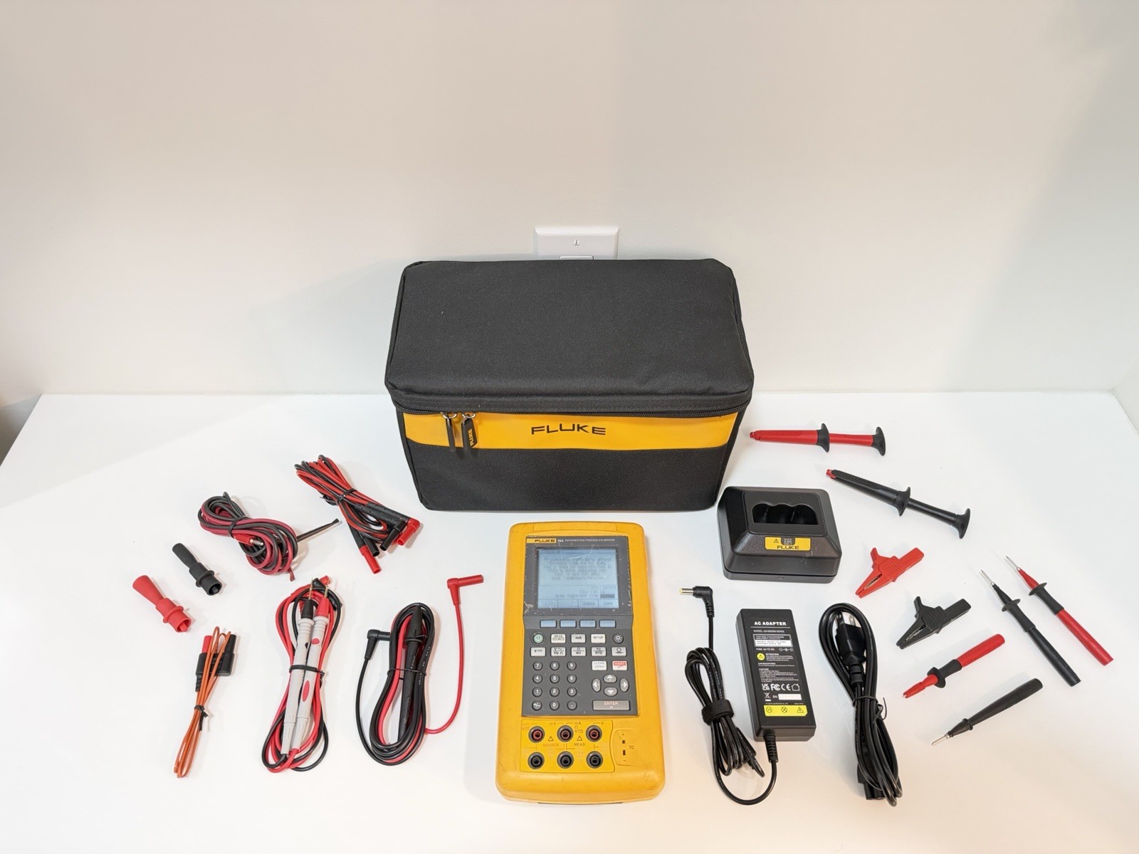 FLUKE 744 DOCUMENTING PRCESS CALIBRATOR W/ LEADS & CHARGER (TESTED)FREE SHIPPING