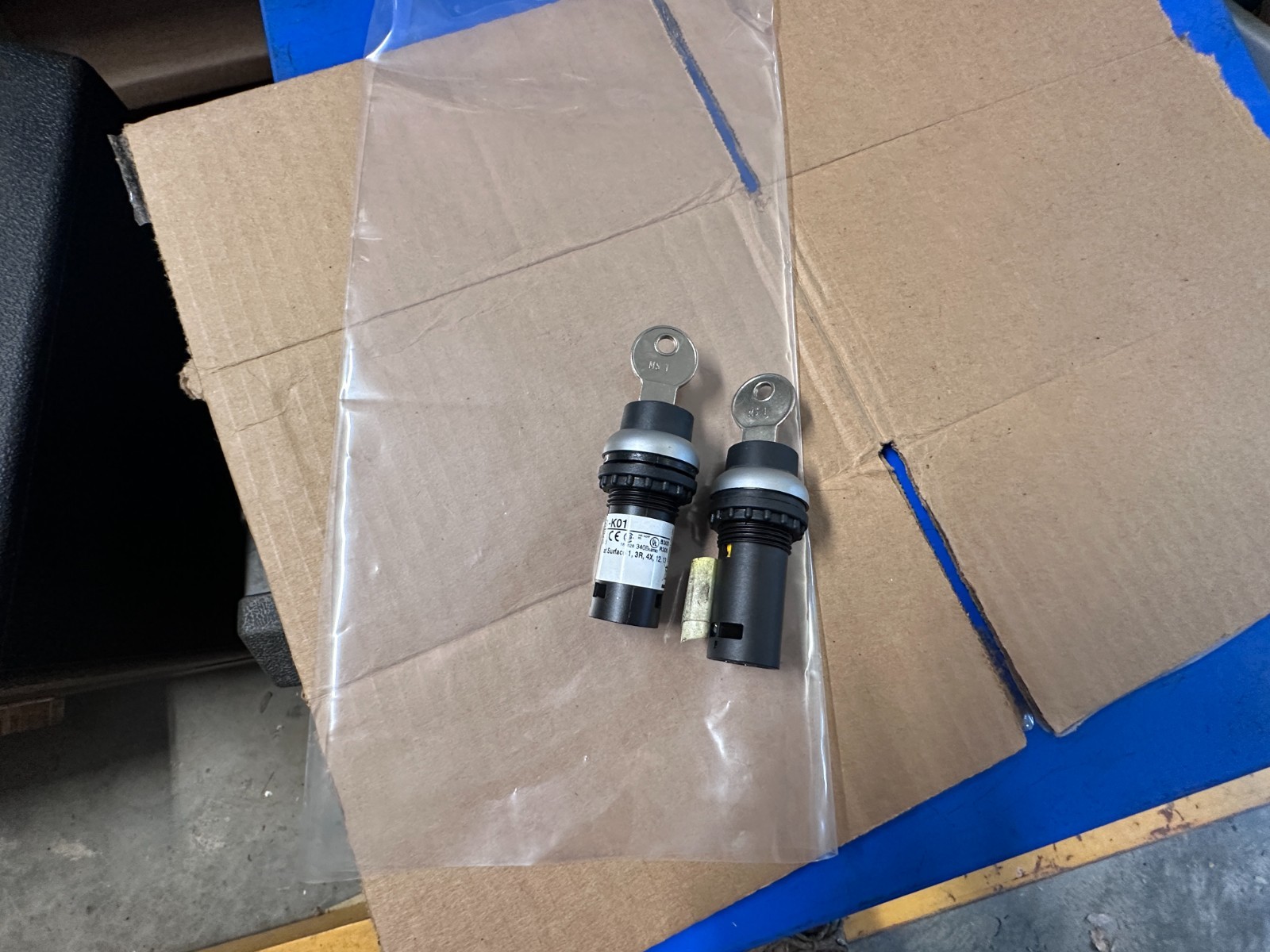 Eaton C22-WS-MS1-K01 Compact Pushbutton Selector Switch (Lot of 2)