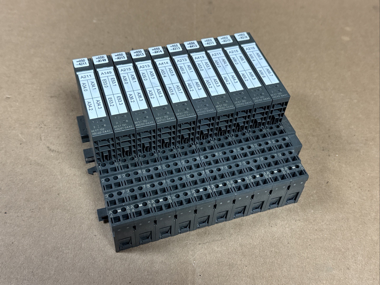 LOT (10) Siemens 6ES7 132-4BD02-0AA0 Output Module & 193-4CA30-0AA0 FAST SHIP