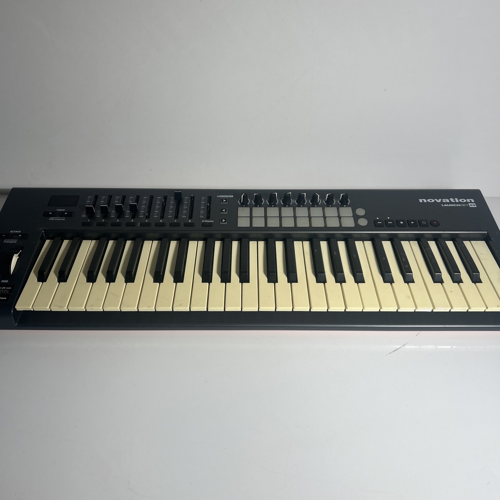 Novation Launchkey 49 Keyboard Controller 49-Key Synth, Pads, Faders, Encoders