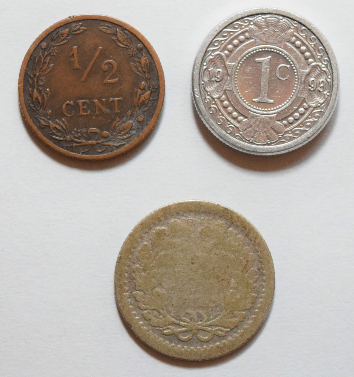 Netherlands: 1/2 Cent 1906 in VF+ & 25 cent silver. Antilles: 1 Cent 1993 XF+.