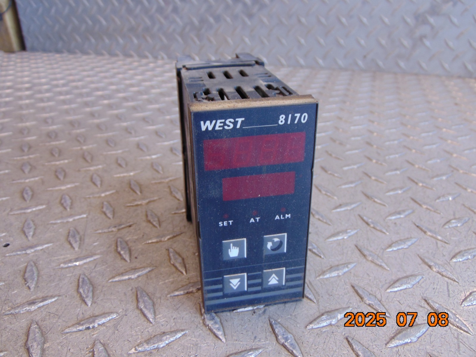 WEST 8170 TEMPERATURE CONTROLLER N8170
