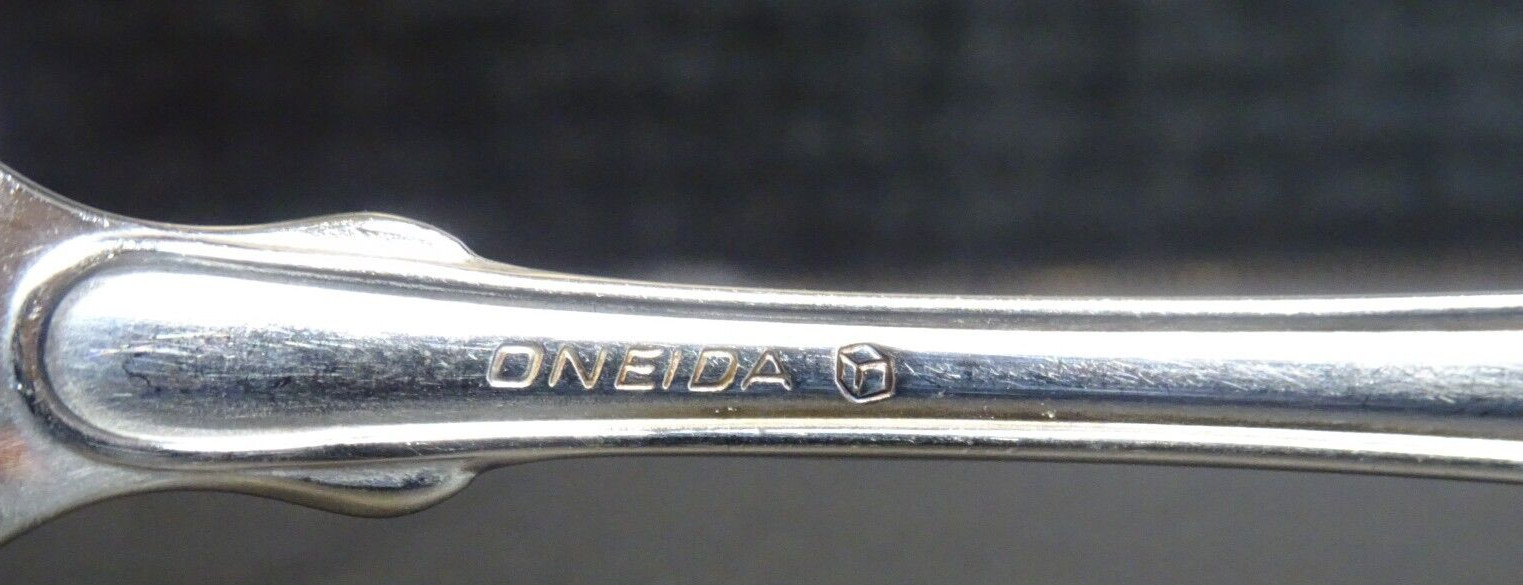 Oneida CLASSIC SHELL Stainless Flatware Silverware 4 Iced Tea Spoons Cube