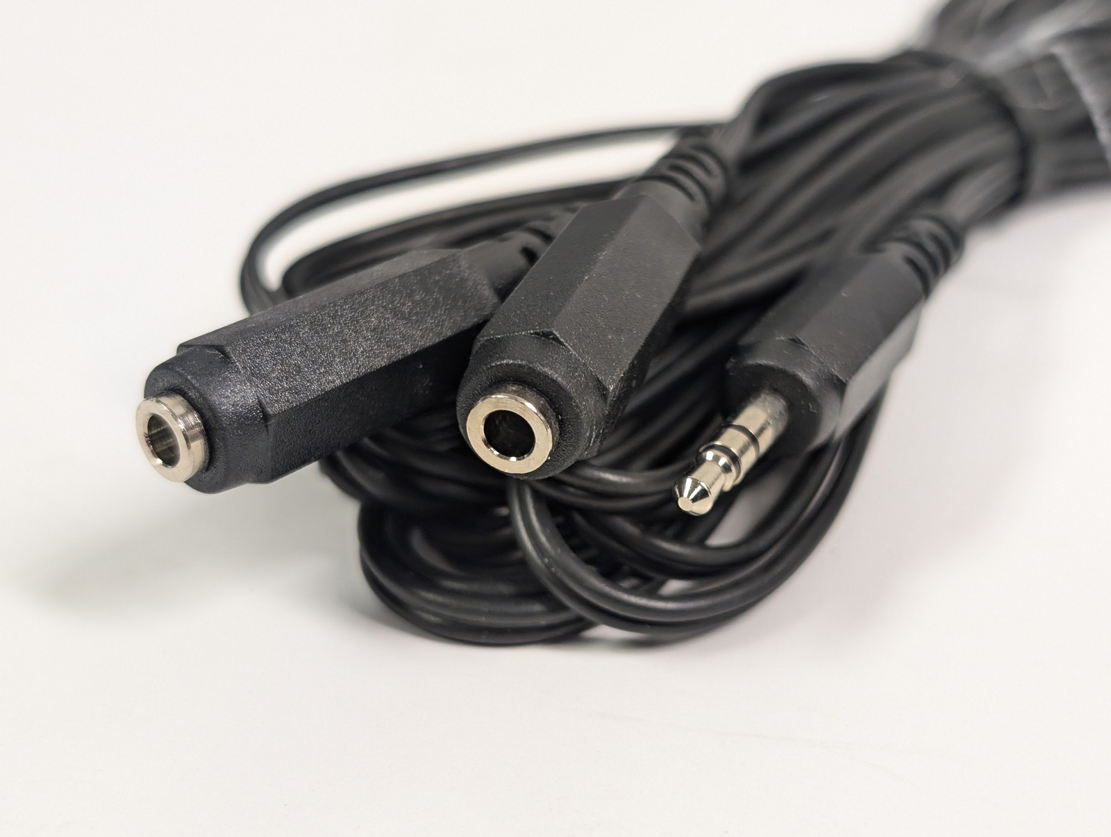 SHIELDED STEREO "Y" CABLE 3.5mm STEREO PLUG TO 3.5mm JACKS