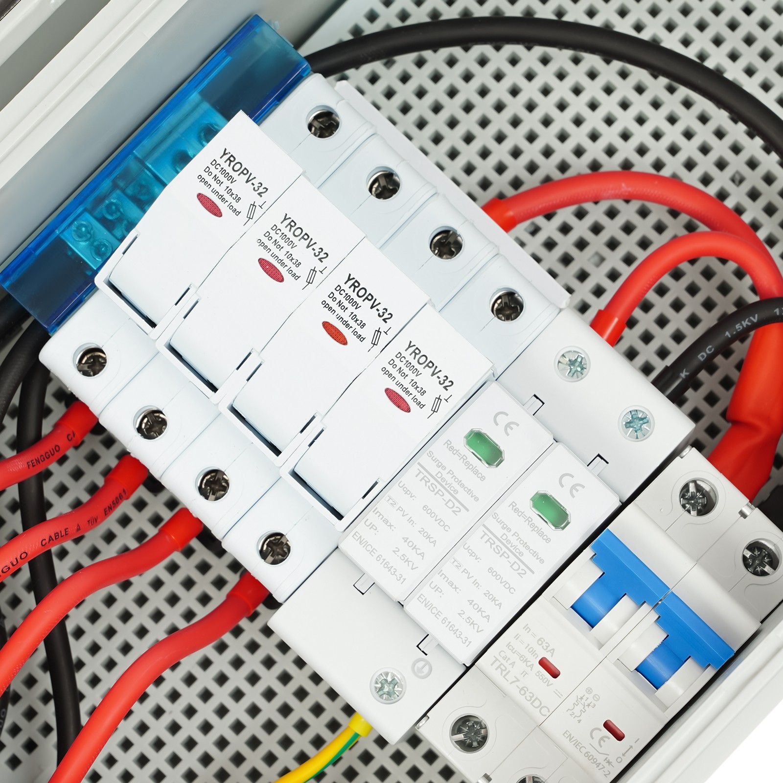 4 String Solar Combiner Box PV Combiner Circuit Breaker 63A For Solar Panel Kit