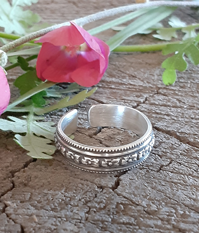 Sterling silver thumb ring adjustable with flower pattern - handmade