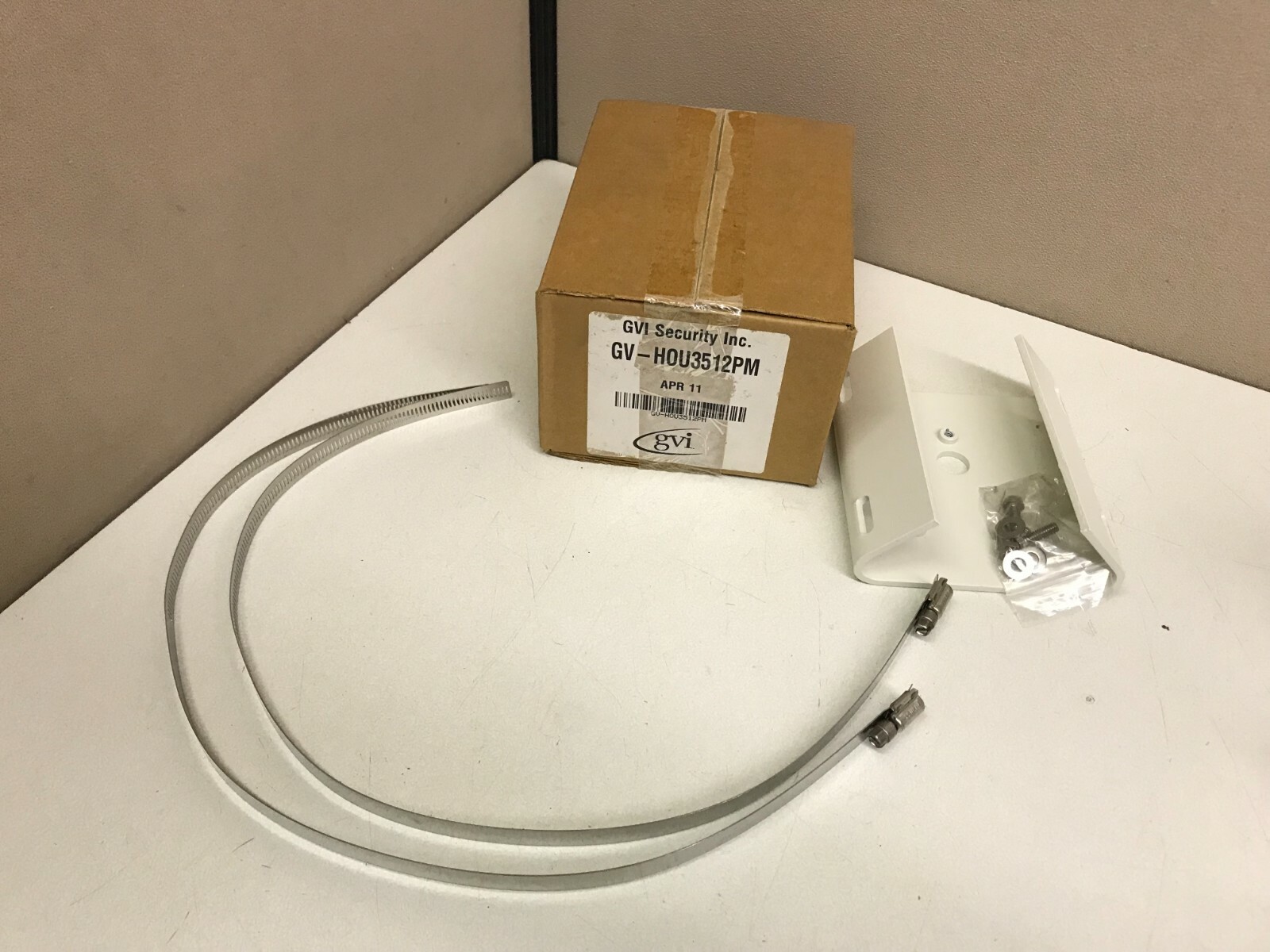 NEW GVI GV-HOU3512PM Pole Mount Adapter Kit for CCTV Camera Housing
