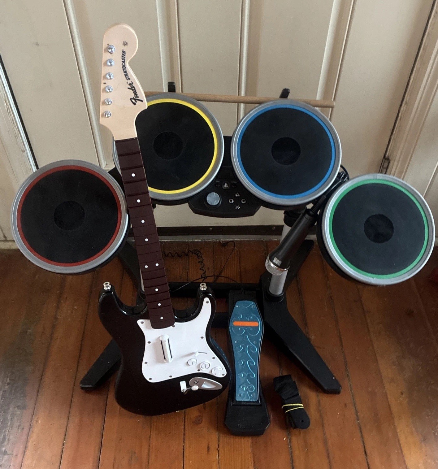 PS4 Rock Band 4 Bundle Playstation 4 w/Drums, Stratocaster Guitar, Pedal TESTED