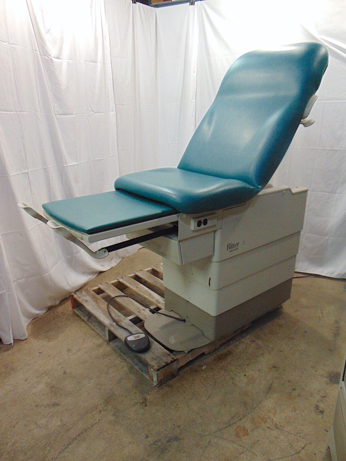 Ritter 222 Electric Exam Chair - In Good Working & Cosmetic Condition - S7447