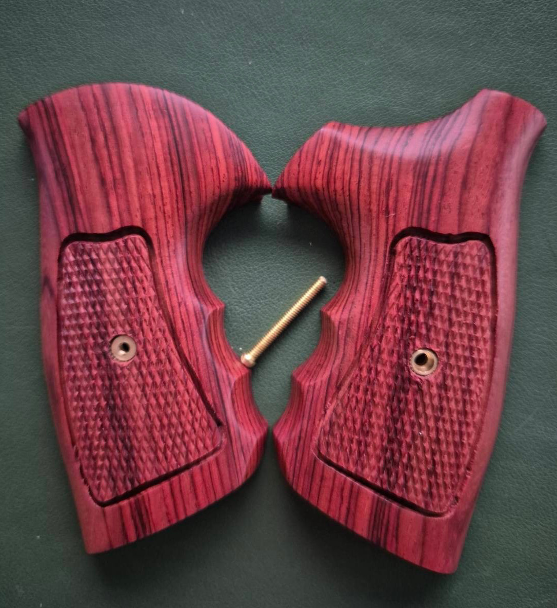 Taurus grips Medium/Large square butt 44 65 66 80 82 83 669 689 607 889 896
