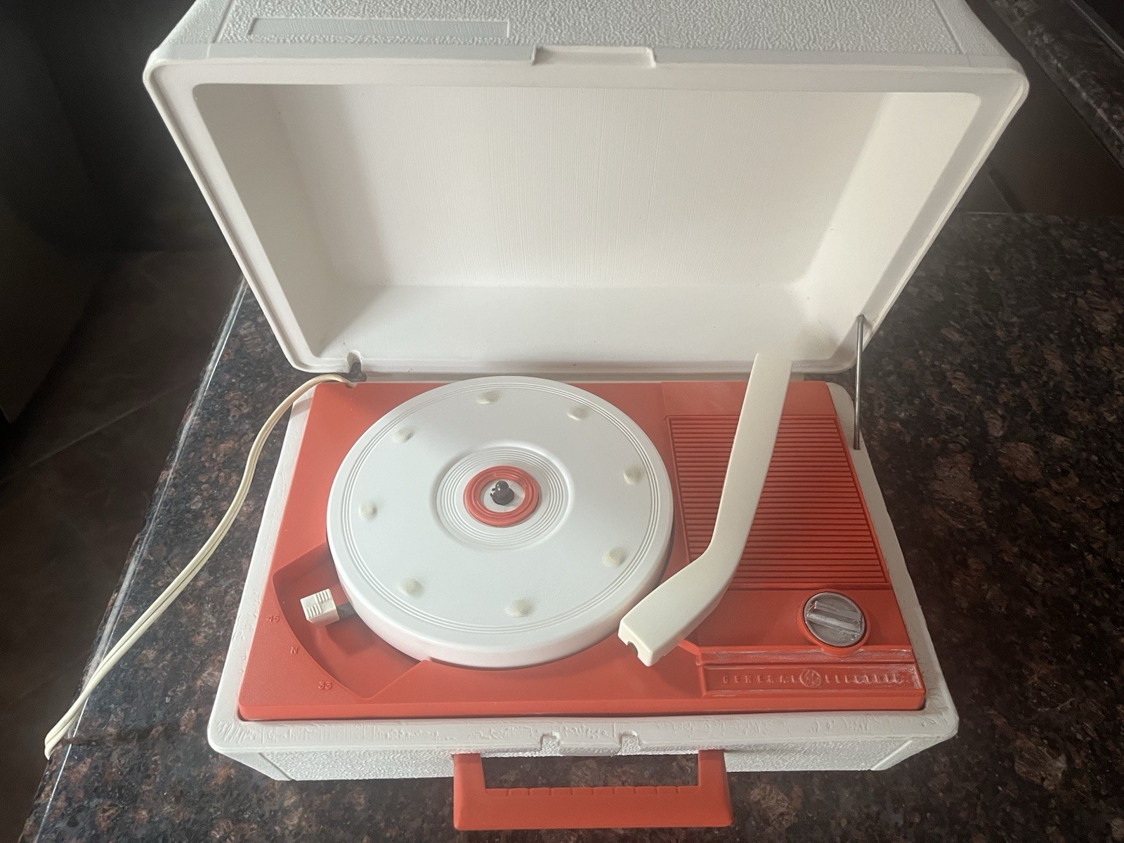 Vintage General Electric Solid State Portable Record Player Model V211R WORKING