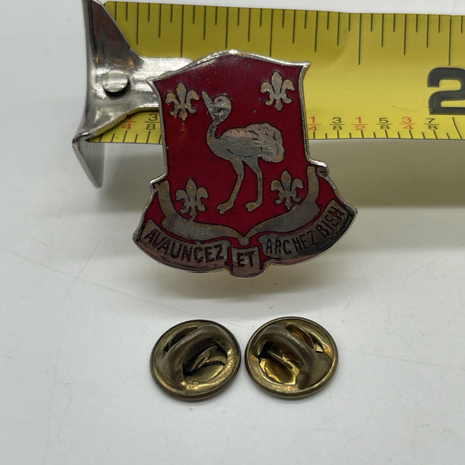 U.S. Military 902nd Field Artillery Battalion DUI DI Pin AVAUNCEZ ET ARCHEZ BIEN