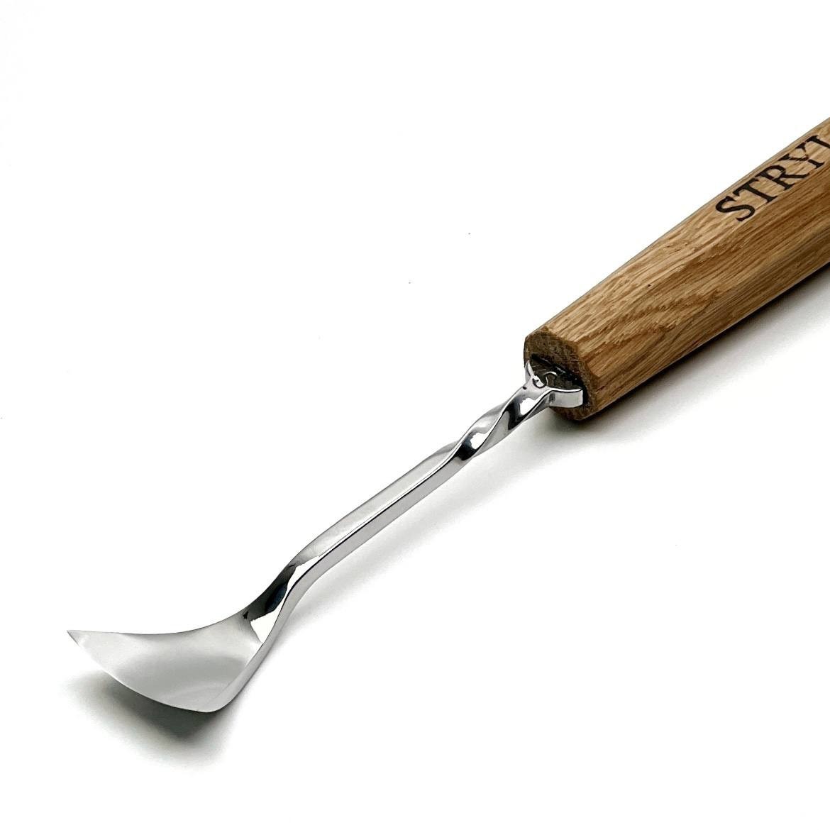 Maestro STRYI Semi-Bent Gouge creating a deep 3D effect carvings, Forged tools