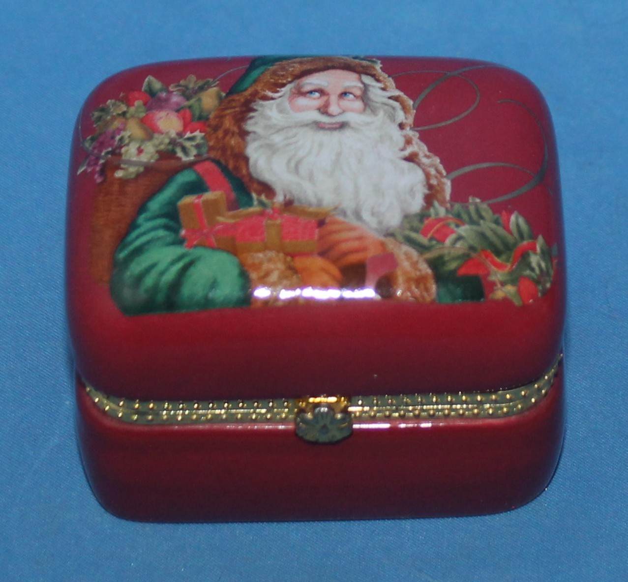 A Christmas To Remember 2004 Santa Ceramic Trinket Box