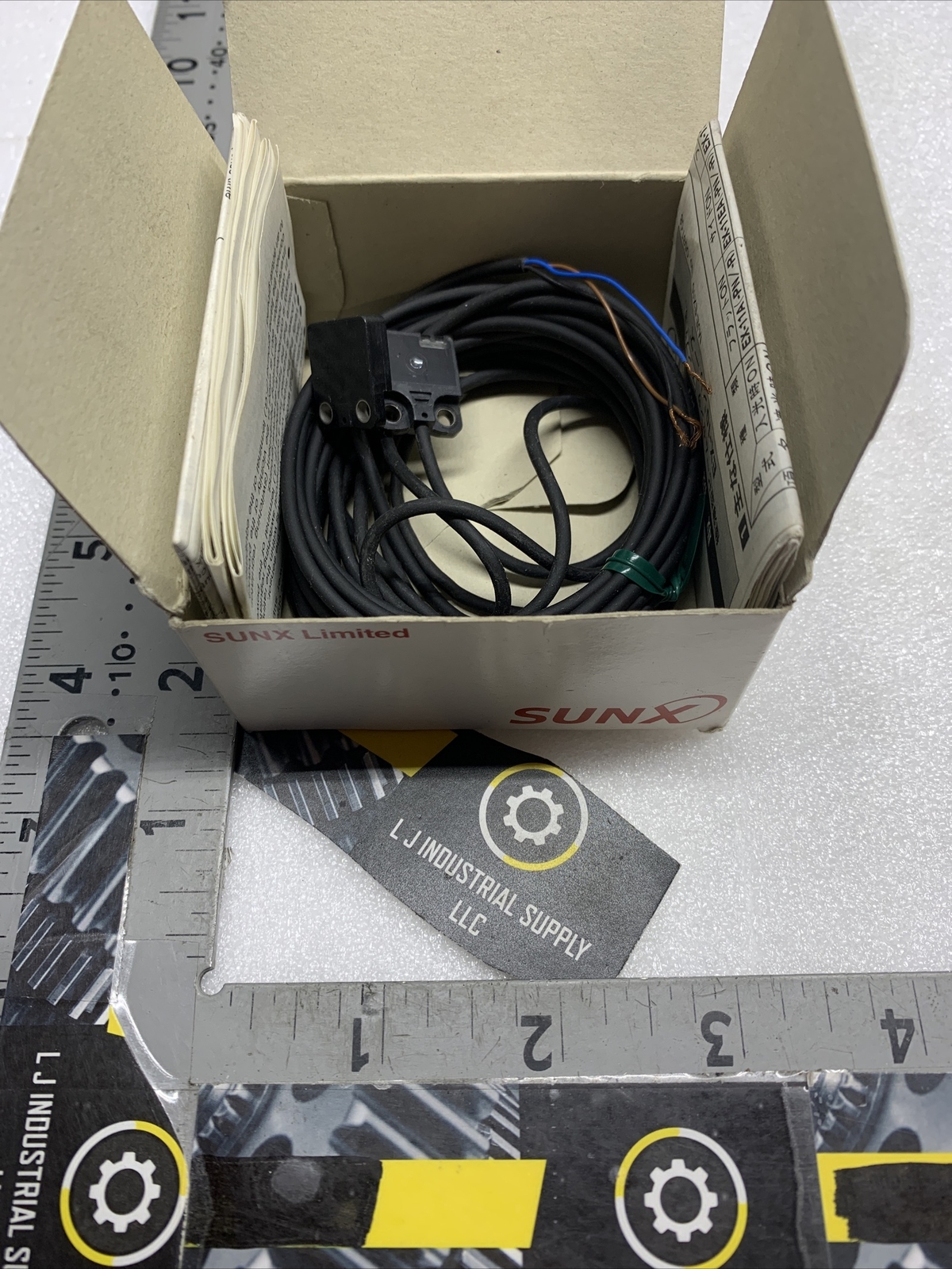 [LOT OF 2] SUNX EX-21AD-PN & EX-21BD-PN  Photoelectric Sensors (1-NEW/1-USED)