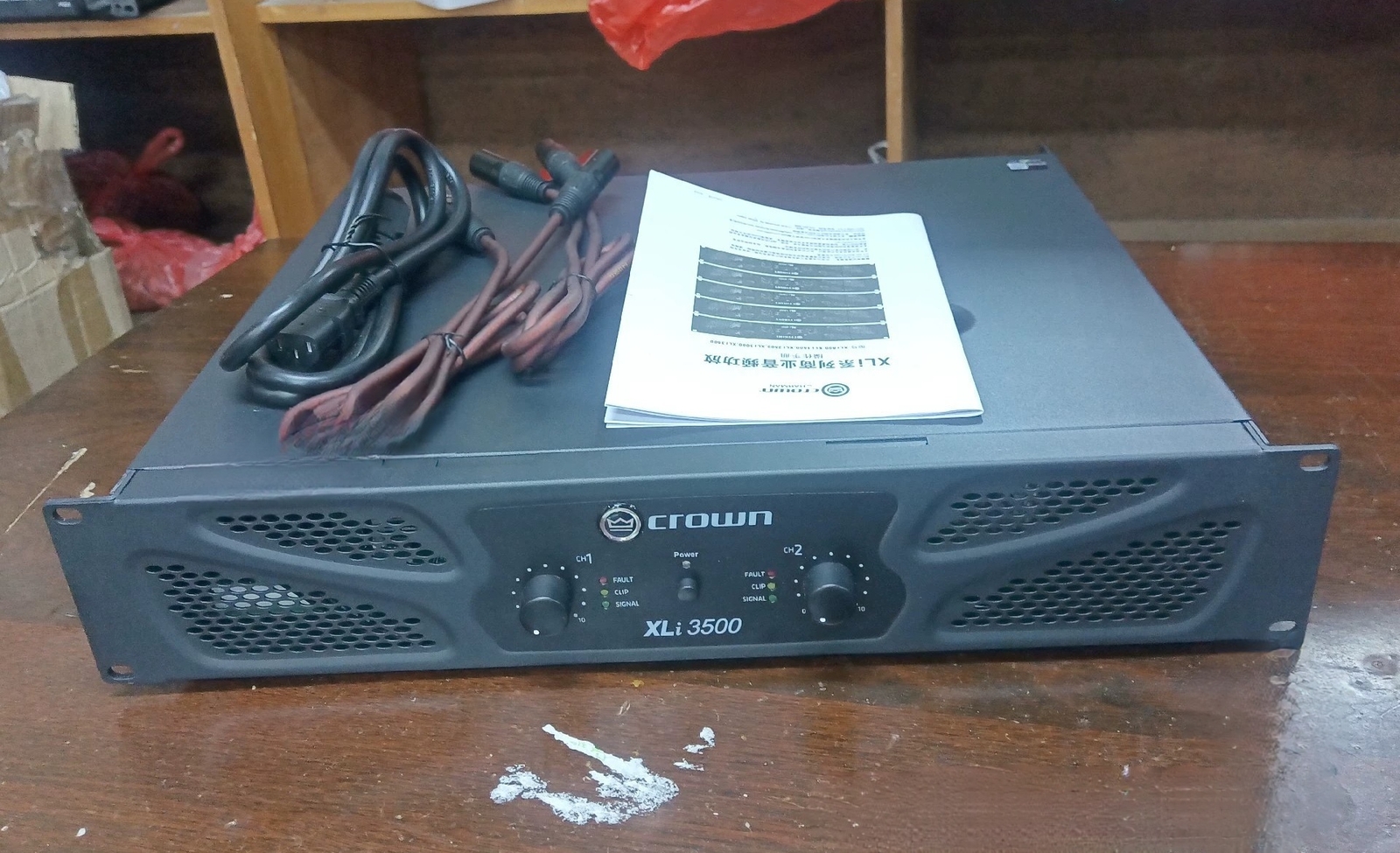 Crown XLi3500 amplifier Voltage 220V-50/60Hz 700W