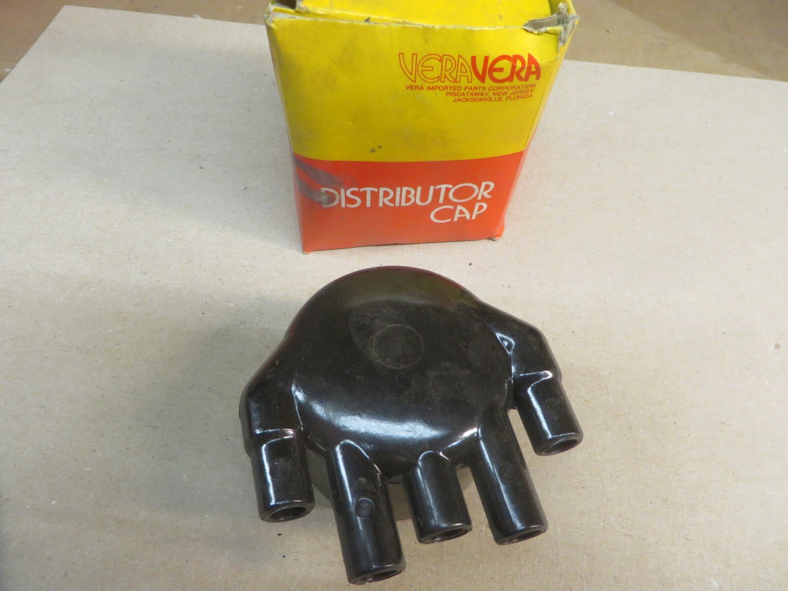 DISTRIBUTOR CAP VERA OEM # 15-01088 # 8388 vintage new N O S