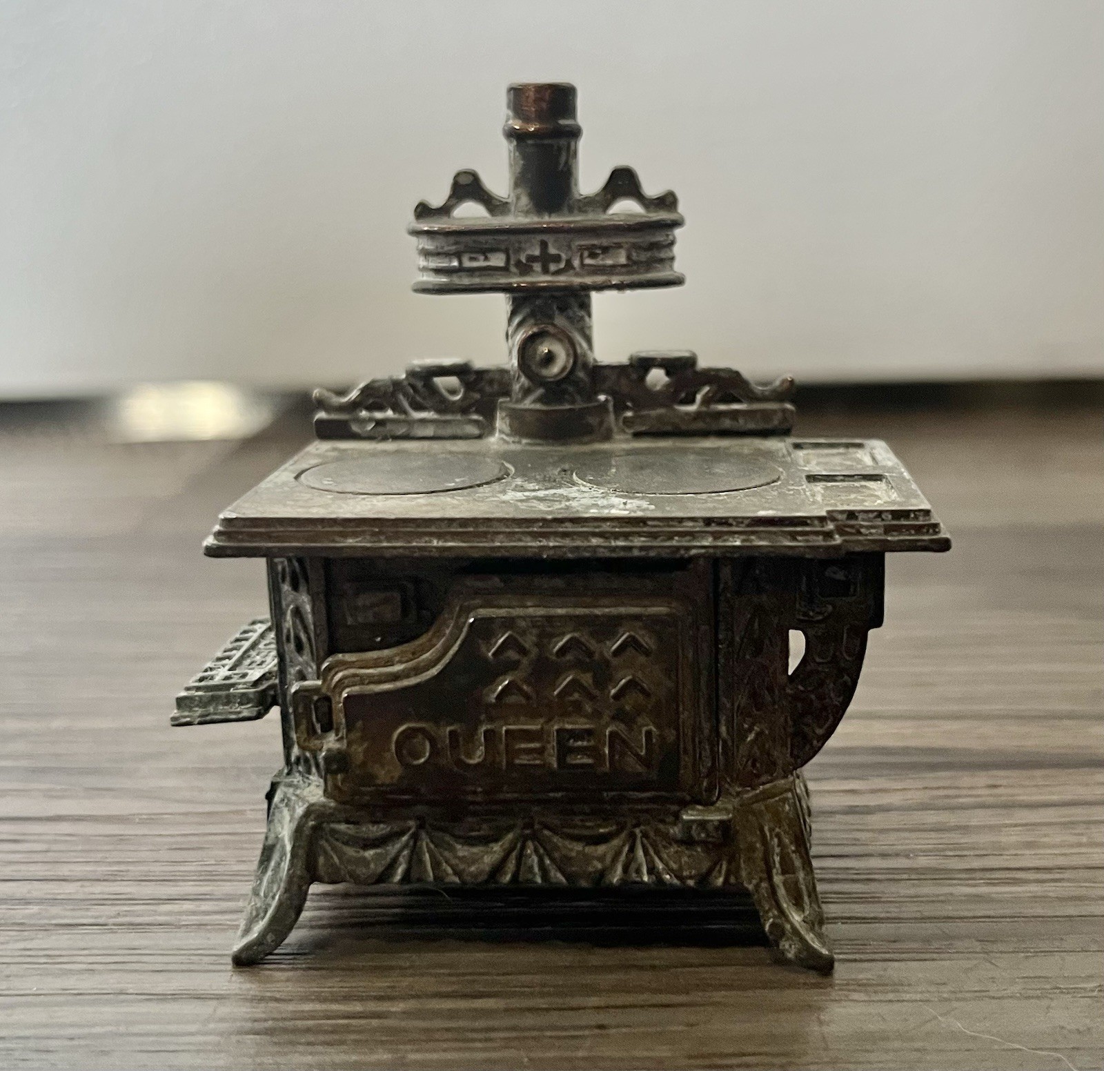 Vintage Small Die Cast Pencil Sharpener Queen Cast Iron Stove Salesman Sample Sz