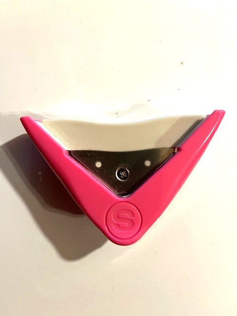 THE PAPER STUDIO Craft Tool SMALL CORNER ROUNDER Paper Punch 5mm Radius Pink