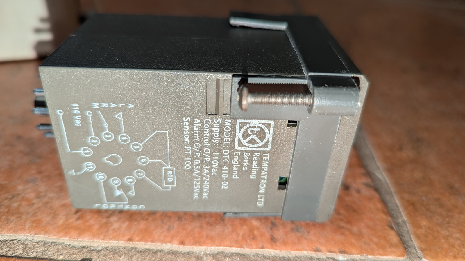 (1) Cincinnati Tempatron Temperature Controller DT410-02 NIB