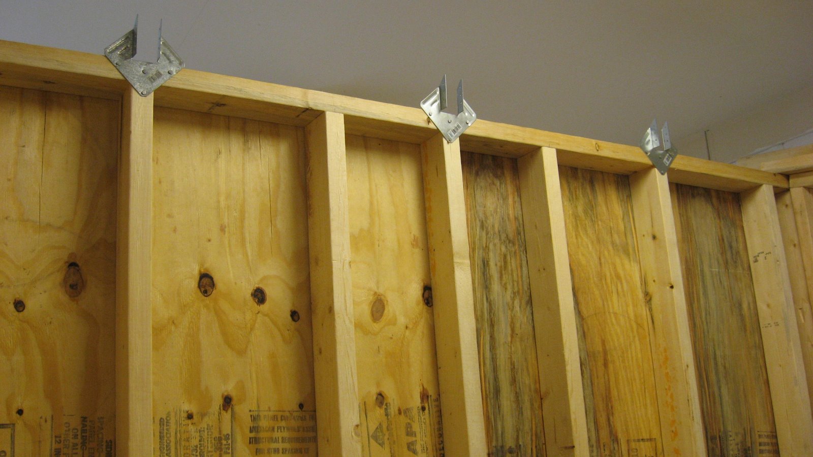 DEER BLIND PLANS 56 PAGE MANUAL WITH DRAWINGS AND PICTURES.